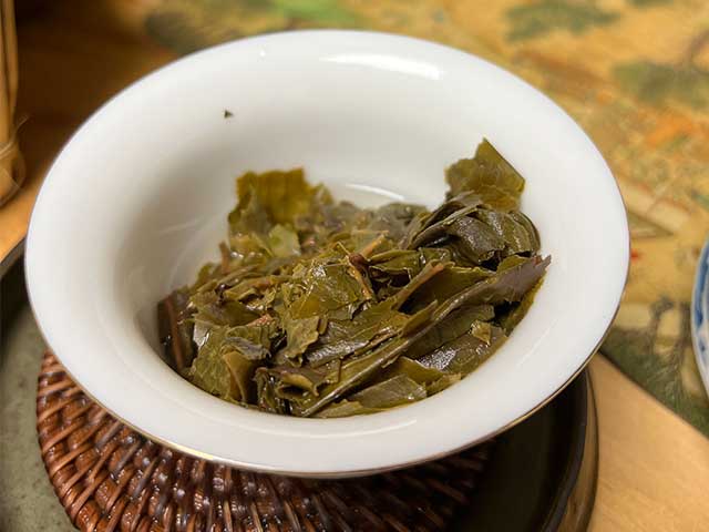 图为茶农签名版2021年冰岛黄金叶250砖
