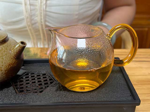 图为90年代601批7542青饼品茗第六道茶汤