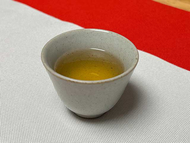 图为2005年507批次老树圆茶青饼品茗第三道茶汤