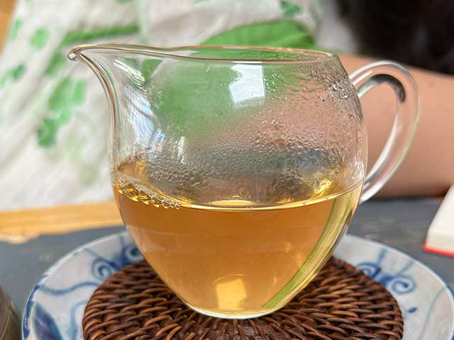 图为蓝版2017薄荷塘古树小饼洗茶润茶汤体