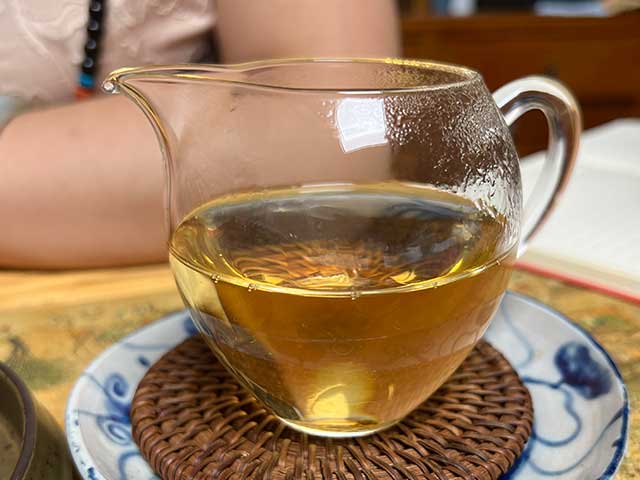 图为1996年YN601批7542青饼洗茶润茶第二道茶汤