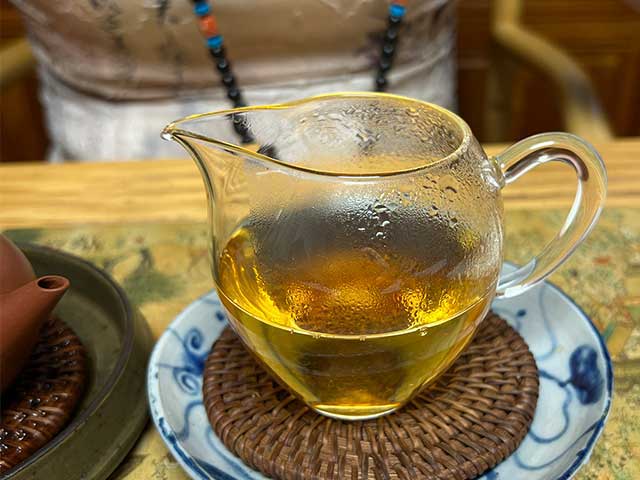 图为1996年YN601批7542青饼品鉴第七道茶汤