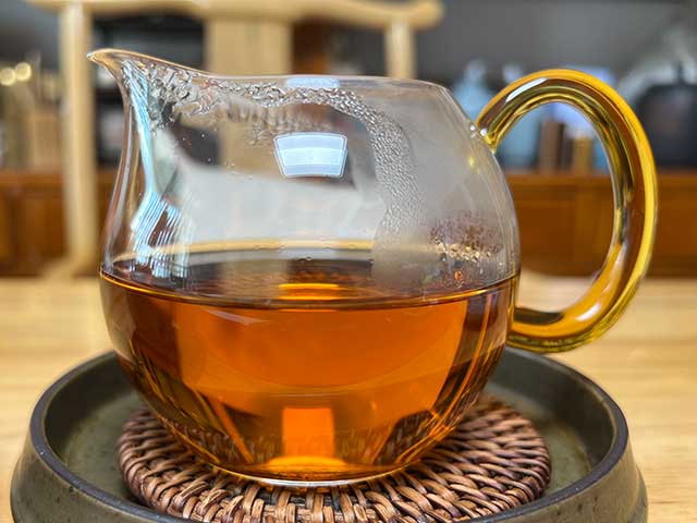 图为昆明茶厂90年代生熟配3917青沱与9016熟沱