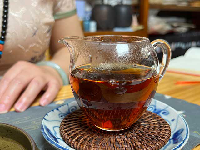 图为昆明茶厂90年代生熟配3917青沱与9016熟沱头道润茶