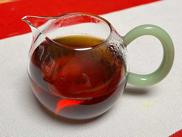 图为昆明茶厂90年代生熟配3917青沱与9016熟沱第三道茶汤至第十道茶汤