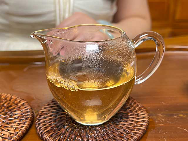 图为私藏茶红印2015薄荷塘357克饼洗茶润茶汤体