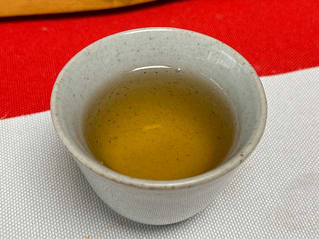 图为紫玉茶厂2006年忙肺老茶品茗第三道汤体