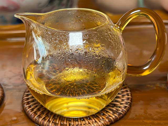 图为紫玉茶厂2006年忙肺老茶品茗第六道汤体