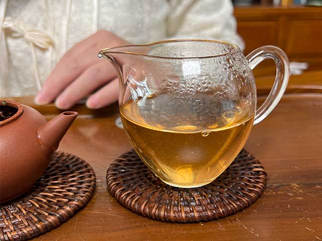 图为私藏茶2006年小户赛古树茶洗茶润茶