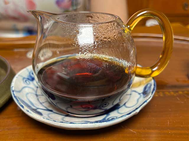 图为红版2020金魁熟普小饼品茗第二道茶汤