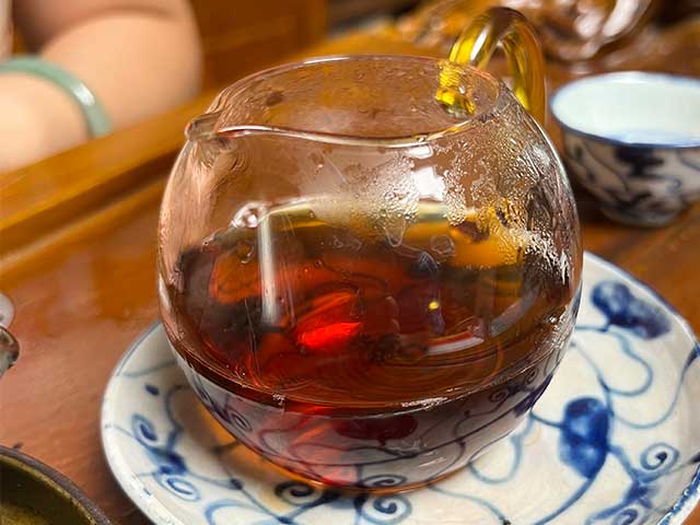 图为红版2020金魁熟普小饼品茗第四道茶汤