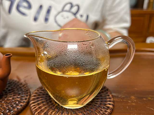 图为2010年易武刮风寨茶树王古树茶洗茶润茶第二道汤体