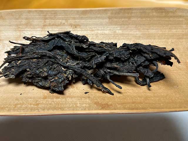 图为2010年易武刮风寨茶树王古树茶