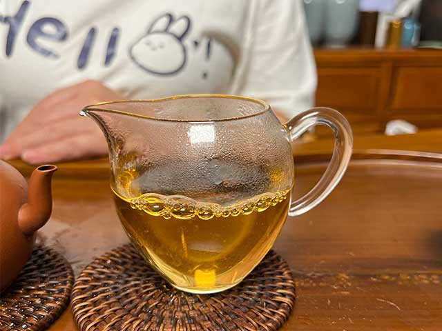 图为2010年易武刮风寨茶树王古树茶品鉴头道汤体
