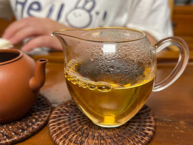 图为2010年易武刮风寨茶树王古树茶品鉴第二道汤体