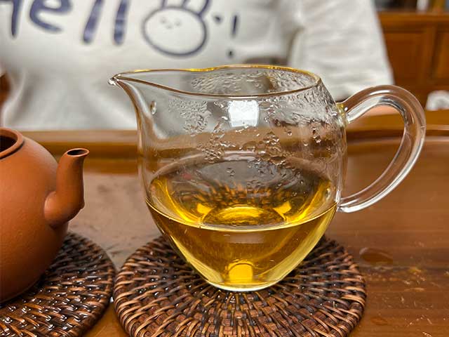 图为2010年易武刮风寨茶树王古树茶品鉴第三道汤体