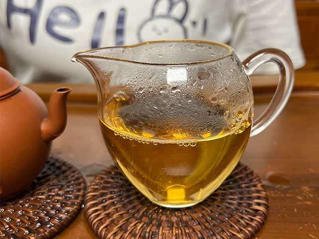 图为2010年易武刮风寨茶树王古树茶品鉴第四道汤体