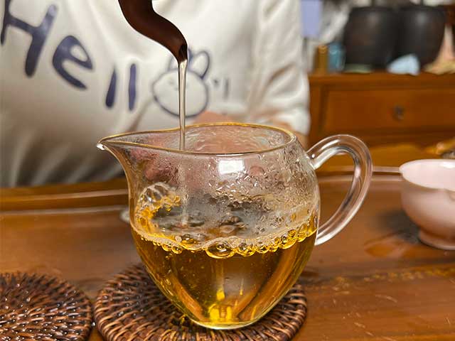 图为2010年易武刮风寨茶树王古树茶品鉴第五道汤体