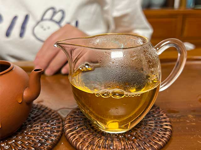 图为2010年易武刮风寨茶树王古树茶品鉴第九道汤体
