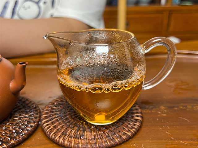 图为2010年易武刮风寨茶树王古树茶品鉴第十道汤体