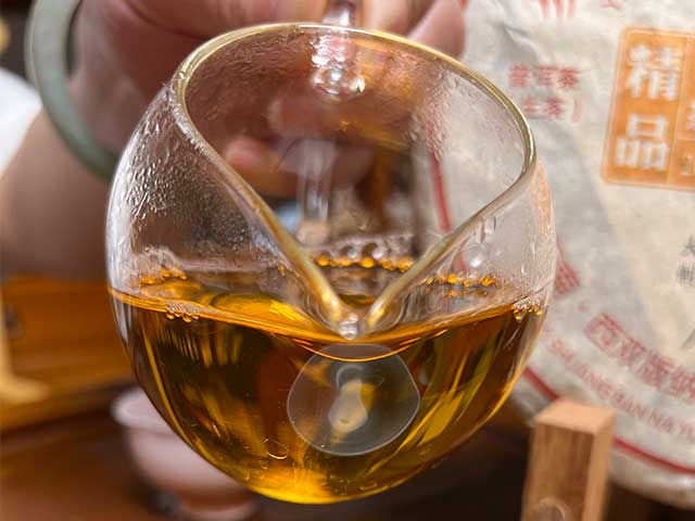 图为2010年易武刮风寨茶树王古树茶品鉴第十道汤体