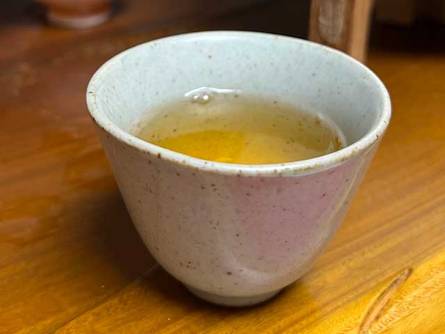 图为2010年易武刮风寨茶树王古树茶品鉴第十道汤体