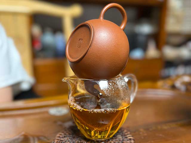 图为2010年易武刮风寨茶树王古树茶品鉴第十一道汤体