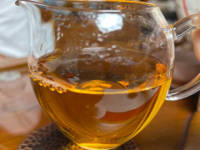 图为2010年易武刮风寨茶树王古树茶品鉴第十一道汤体