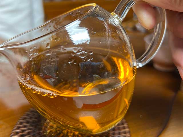 图为2010年易武刮风寨茶树王古树茶品鉴第12道汤体