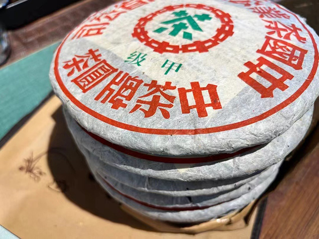 图为1999年甲级易武大绿印青饼