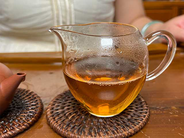 图为1999年甲级易武大绿印青饼品鉴第1道茶汤