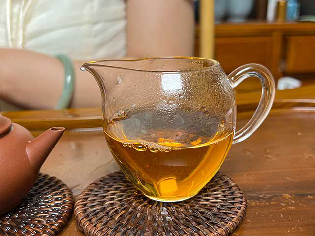 图为1999年甲级易武大绿印青饼品鉴第4道茶汤