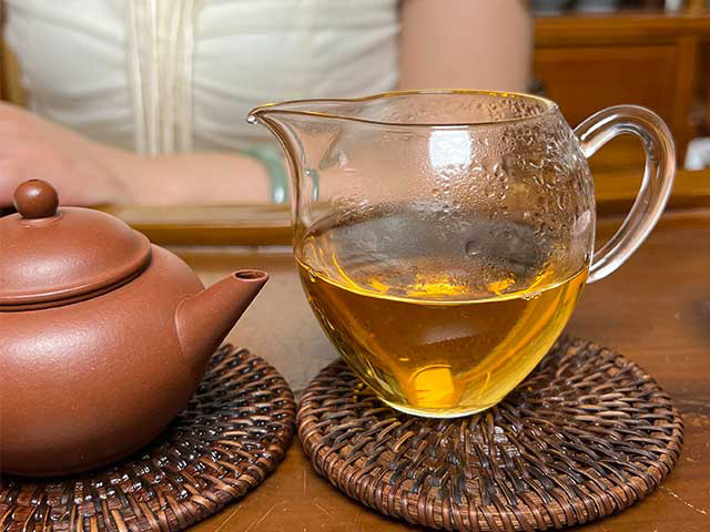 图为1999年甲级易武大绿印青饼品鉴第7道茶汤