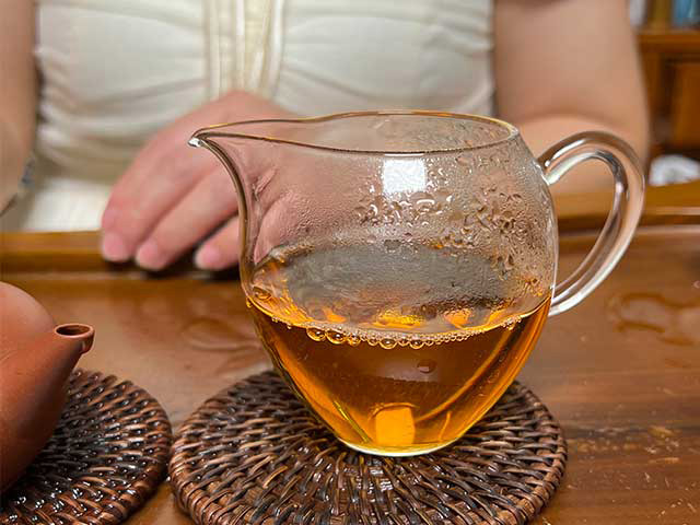 图为1999年甲级易武大绿印青饼品鉴第11道茶汤