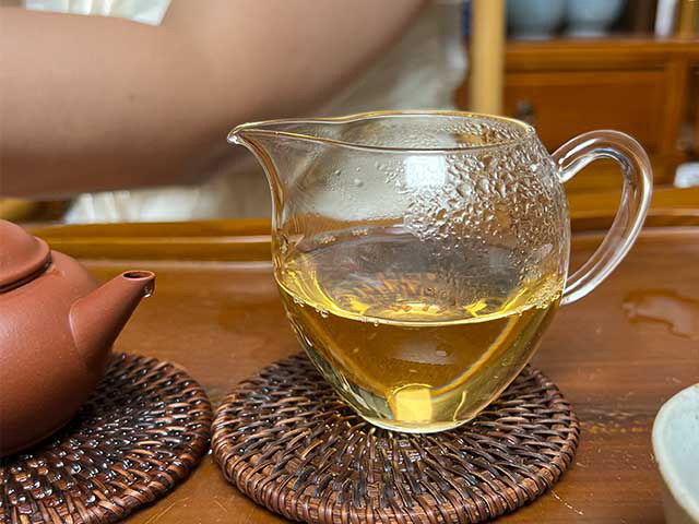 图为1999年甲级易武大绿印青饼品鉴第14道茶汤