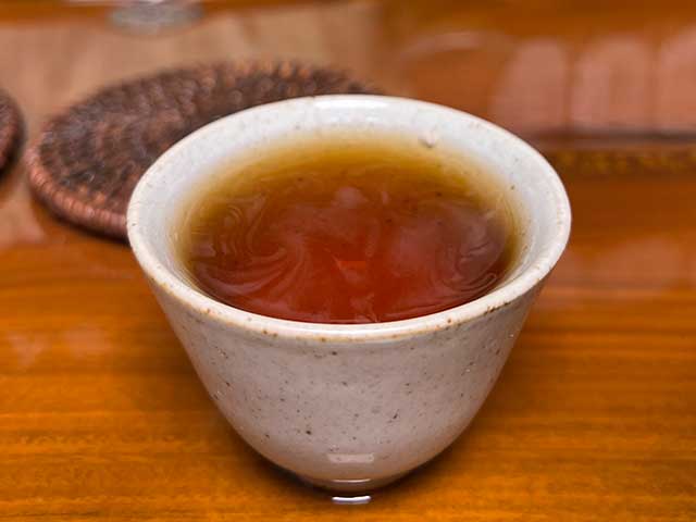 图为1998年健身沱洗茶润茶第二道汤体