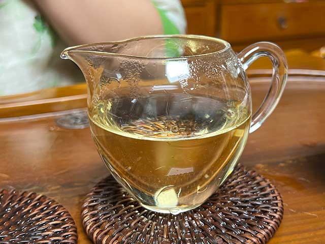 图为2021白鹿古树白茶小饼洗茶润茶一道