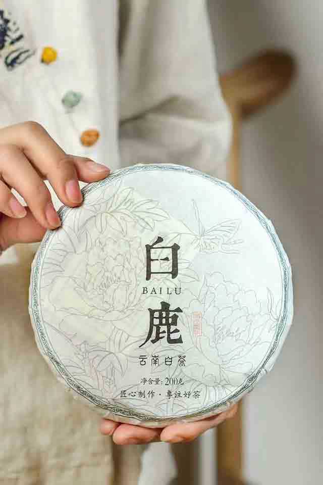 图为2021白鹿古树白茶小饼