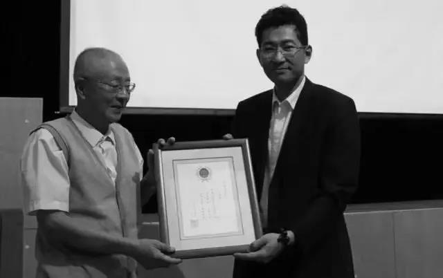 时任北京大学图书馆党委书记副馆长萧群为施云清颁发纪念证书