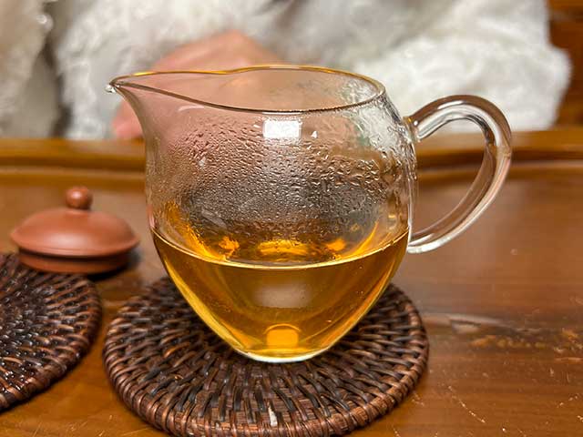 图为1996年YN601批7542青饼洗茶润茶汤体