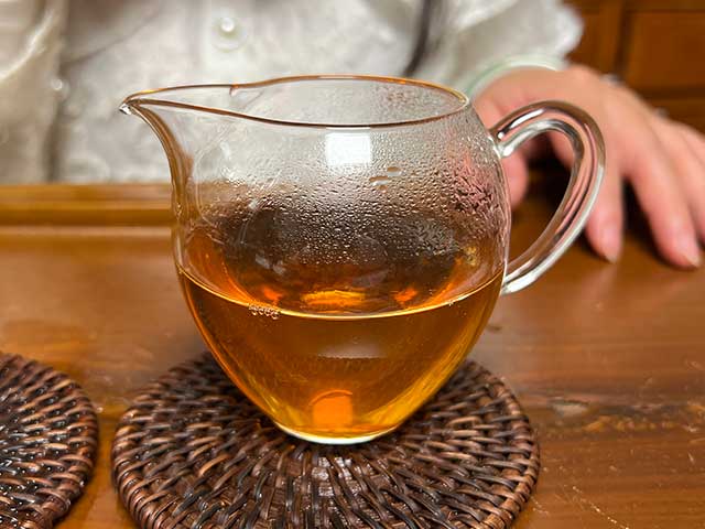 图为1996年YN601批7542青饼洗茶润茶第二道汤体
