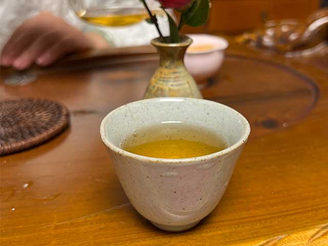 图为1996年YN601批7542青饼品鉴第六道汤体