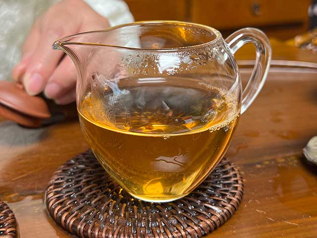 图为1999年大蓝印鬼脸班章洗茶润茶头道汤体