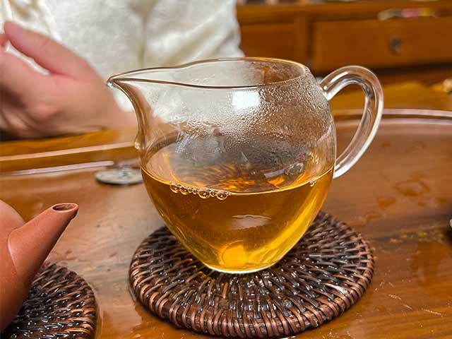 图为1999年大蓝印鬼脸班章洗茶润茶第二道汤体