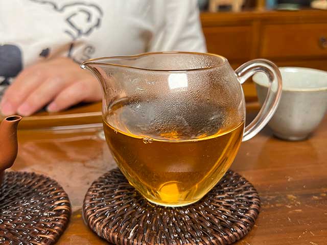 图为2003年302批次7542青饼洗茶润茶第二道汤体