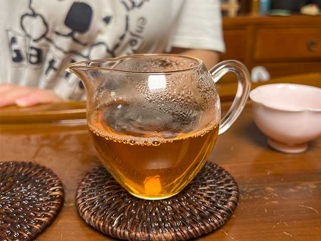 图为2003年302批次7542青饼品鉴第二道汤体