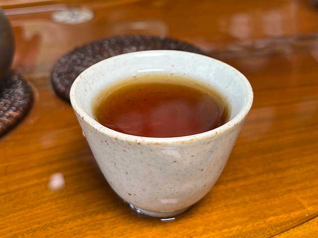 图为昆明仓1999年红丝带绿印熟茶洗茶润茶第二道汤体