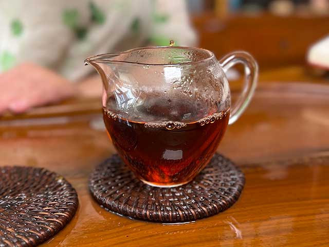 图为昆明仓1999年红丝带绿印熟茶品鉴第四道汤体
