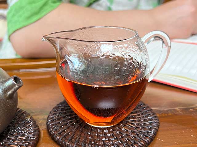 图为昆明仓1999年红丝带绿印熟茶品鉴第六道汤体