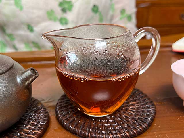 图为昆明仓1999年红丝带绿印熟茶品鉴第七道汤体